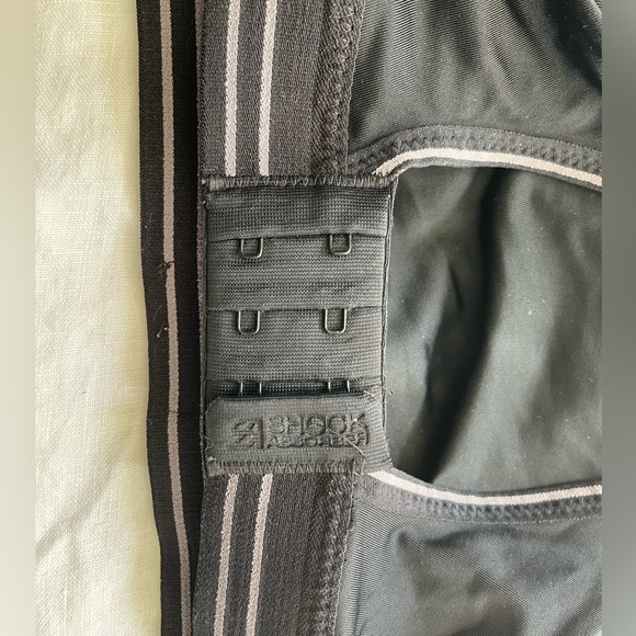 Shock absorber sports bra - Picture 3 of 4